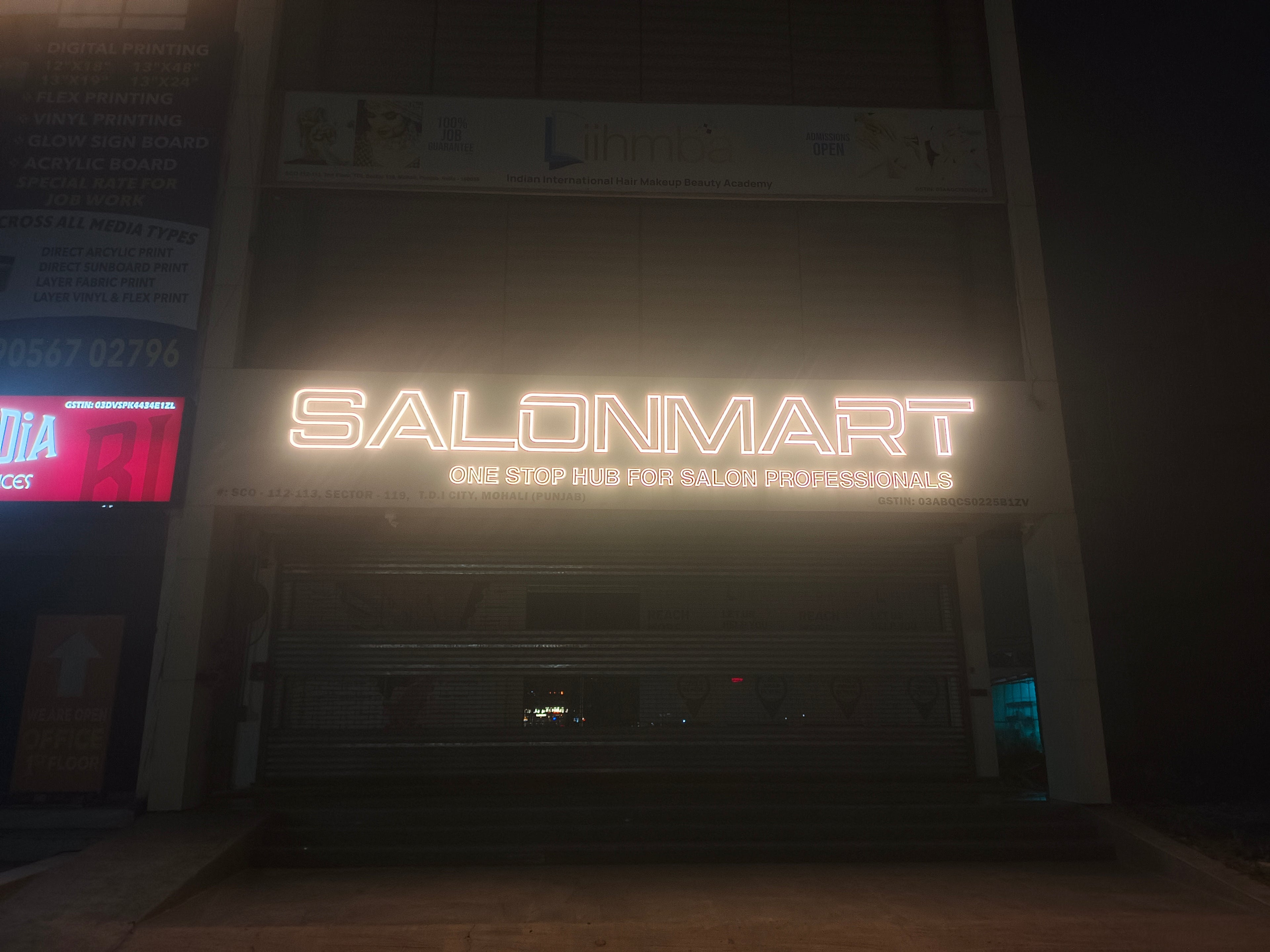 Neon sign with 'SALONMART' on a dark background